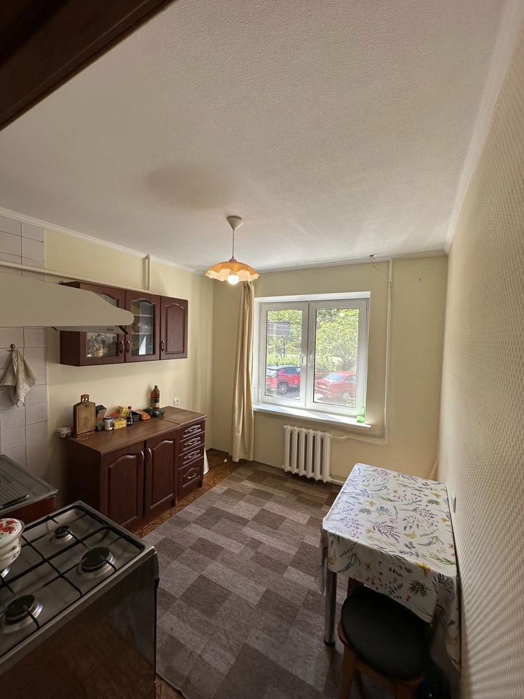 For sale spacious 3-bedroom apartment. Ideal layout. Residential.