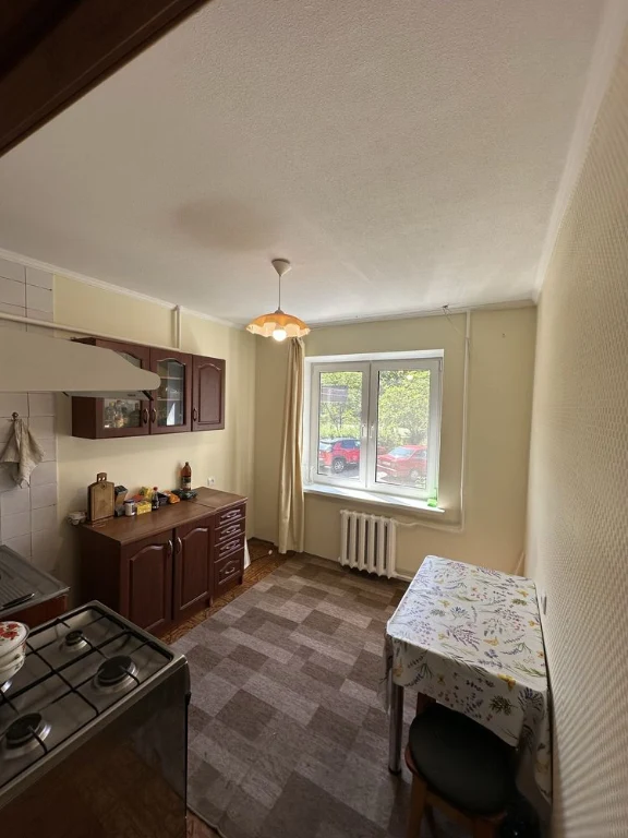 For sale spacious 3-bedroom apartment. Ideal layout. Residential.
