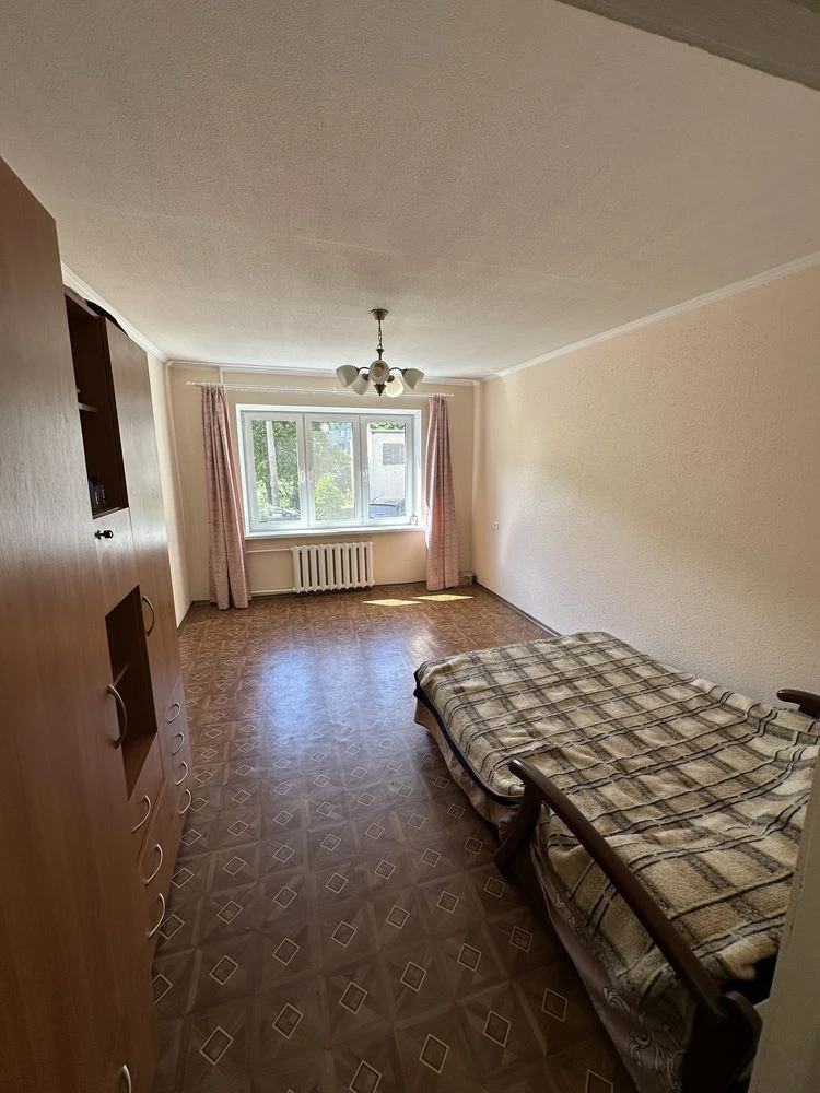 For sale spacious 3-bedroom apartment. Ideal layout. Residential.