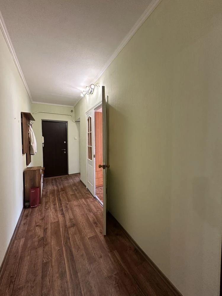 For sale spacious 3-bedroom apartment. Ideal layout. Residential.
