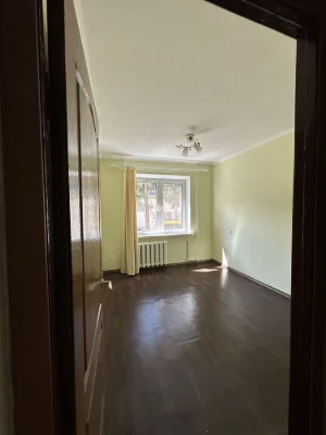 For sale spacious 3-bedroom apartment. Ideal layout. Residential.
