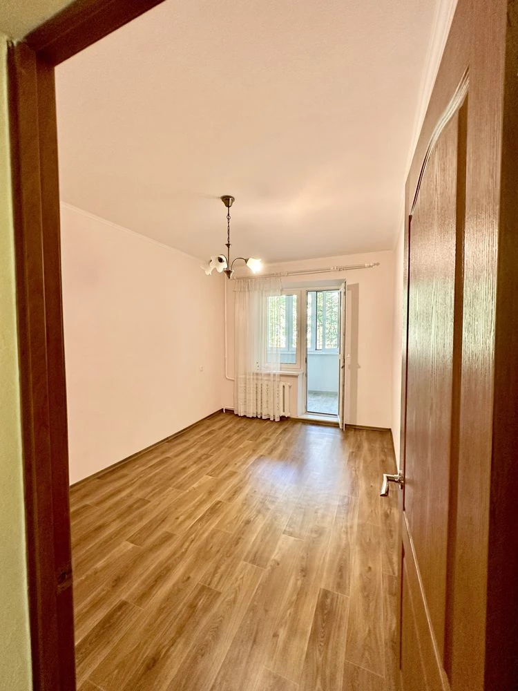 For sale spacious 3-bedroom apartment. Ideal layout. Residential.