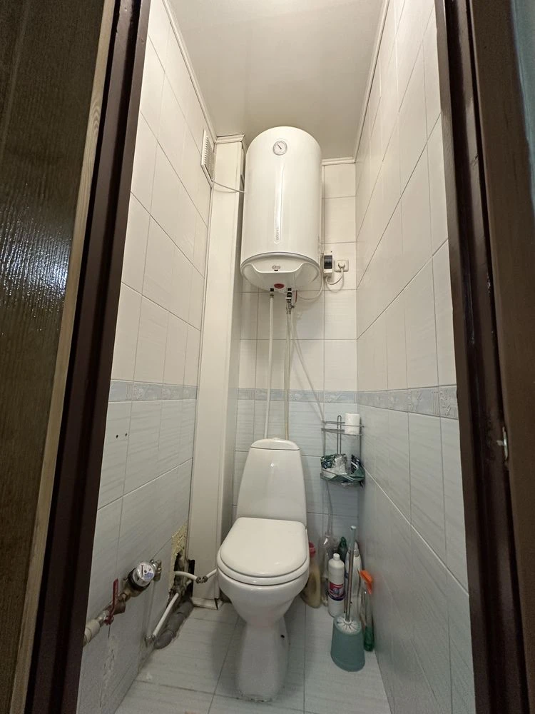 For sale spacious 3-bedroom apartment. Ideal layout. Residential.