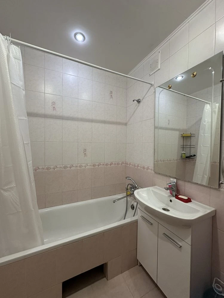 For sale spacious 3-bedroom apartment. Ideal layout. Residential.