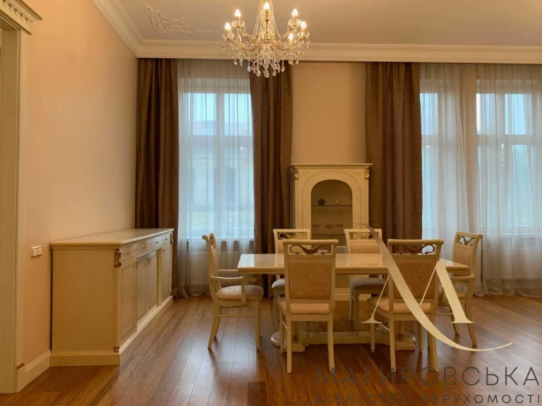 Sale of an elegant 3-bedroom apartment on Knyaz Romana Street