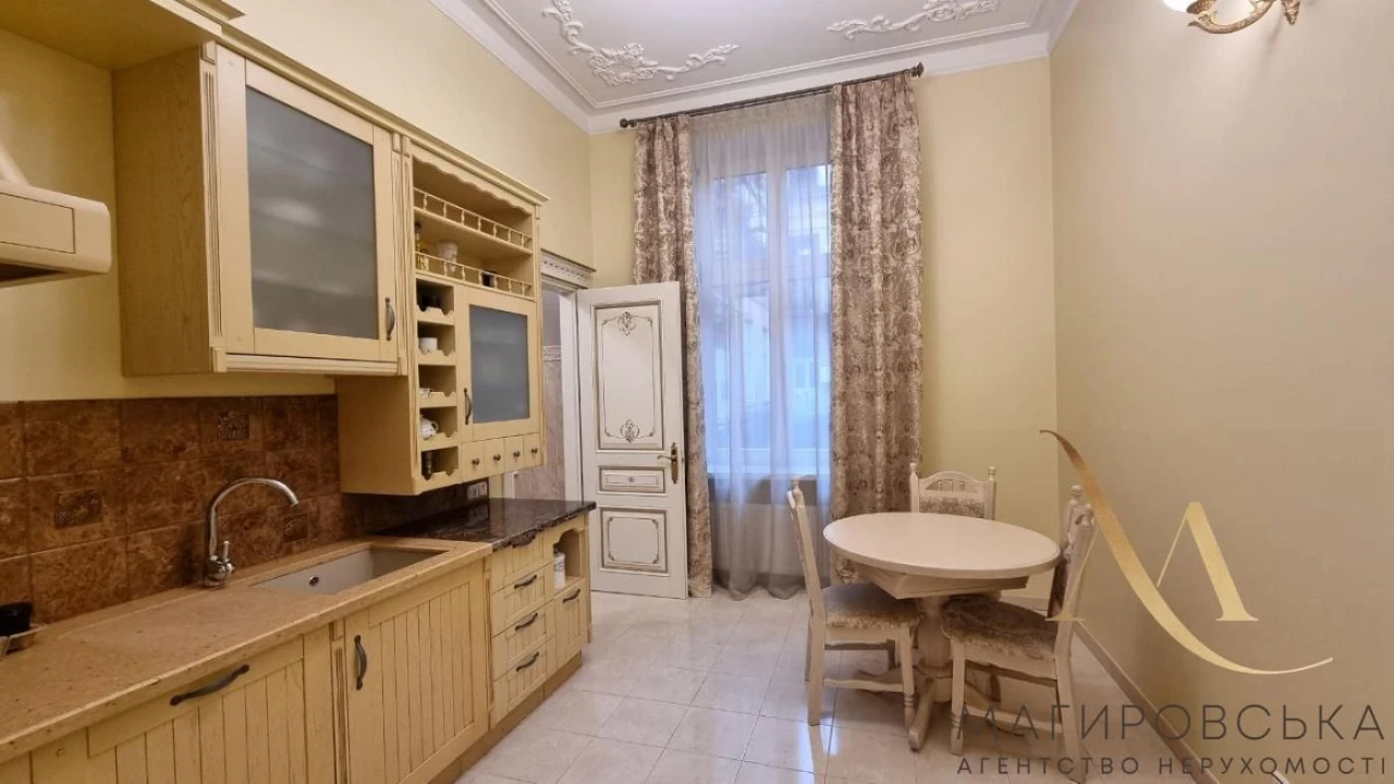 Sale of an elegant 3-bedroom apartment on Knyaz Romana Street
