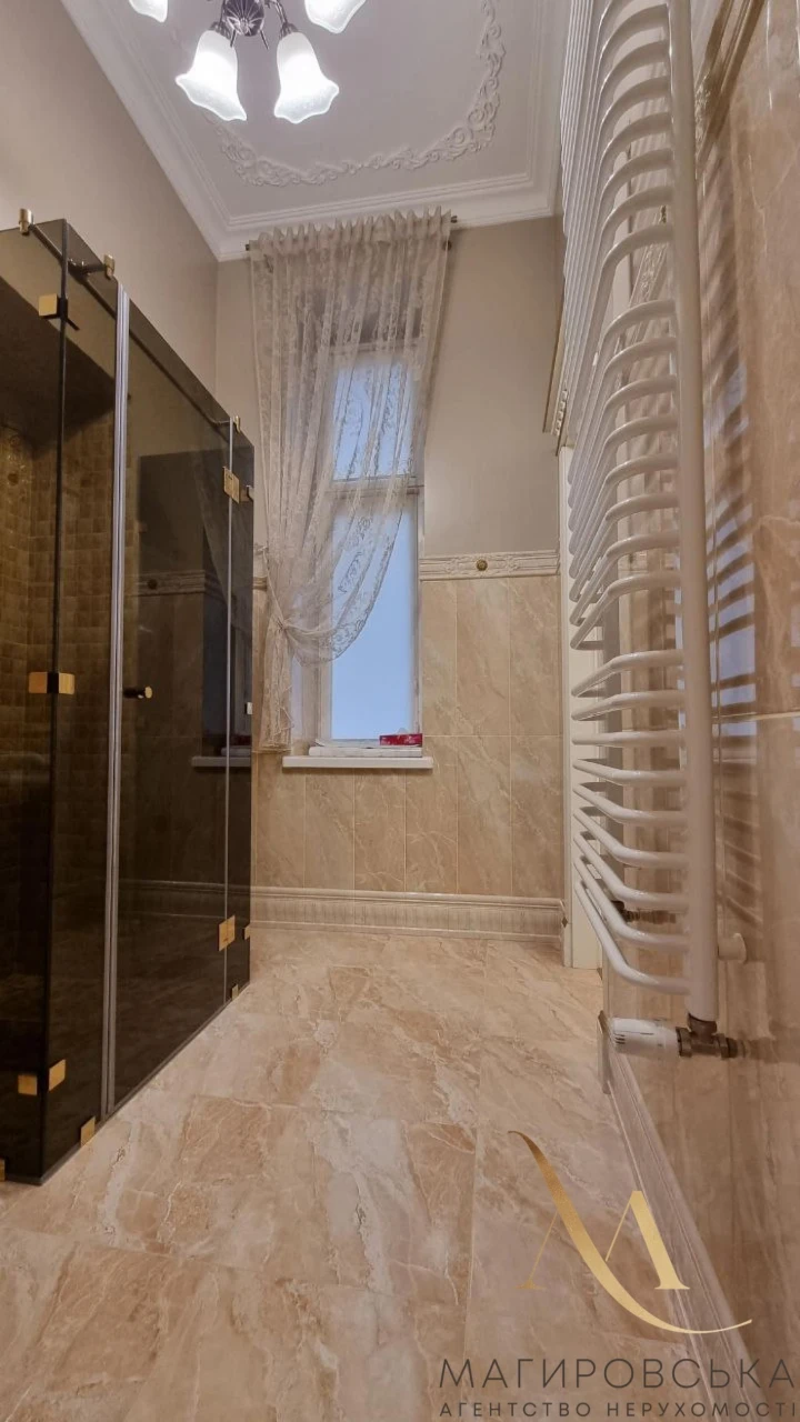 Sale of an elegant 3-bedroom apartment on Knyaz Romana Street