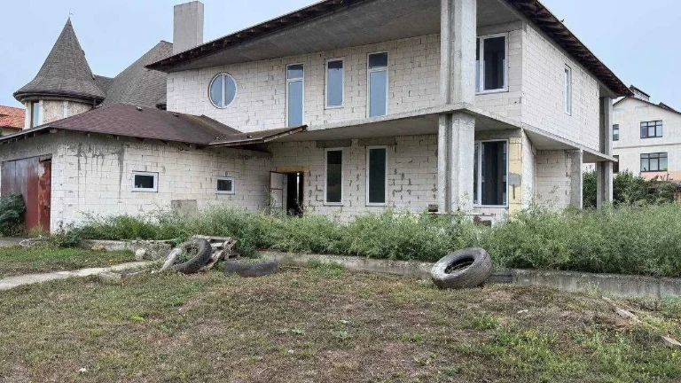 Sale of a 430 m² house in Sovigny, 10 acres, $320,000.