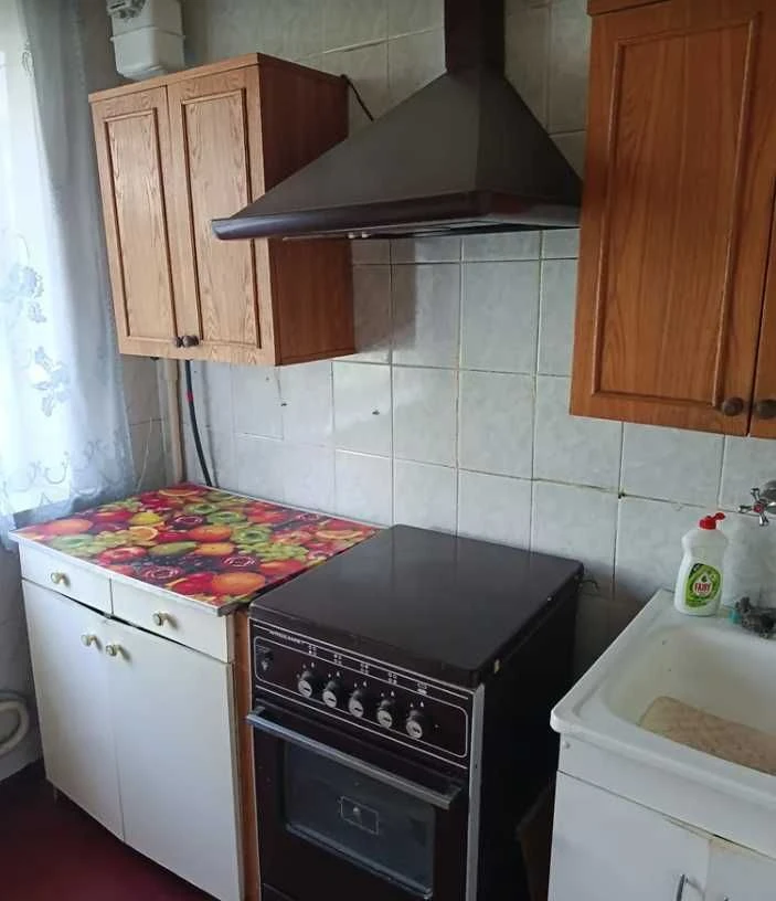 For Sale: 2-room apartment on Traktorosbudivnyk Street, near Jubileynoy Metro.