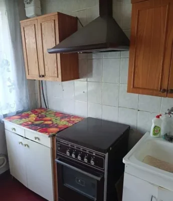 For Sale: 2-room apartment on Traktorosbudivnyk Street, near Jubileynoy Metro.