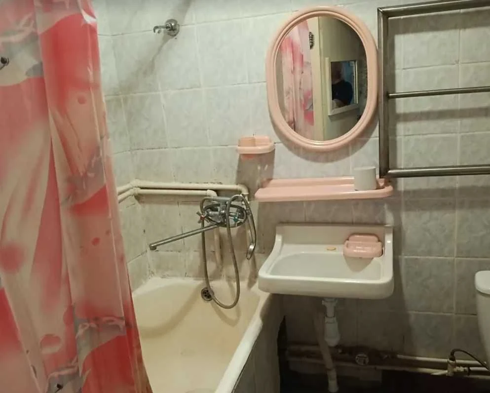 For Sale: 2-room apartment on Traktorosbudivnyk Street, near Jubileynoy Metro.