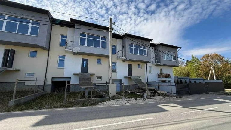 Modern 3-story cottage with garage and terrace near Soul