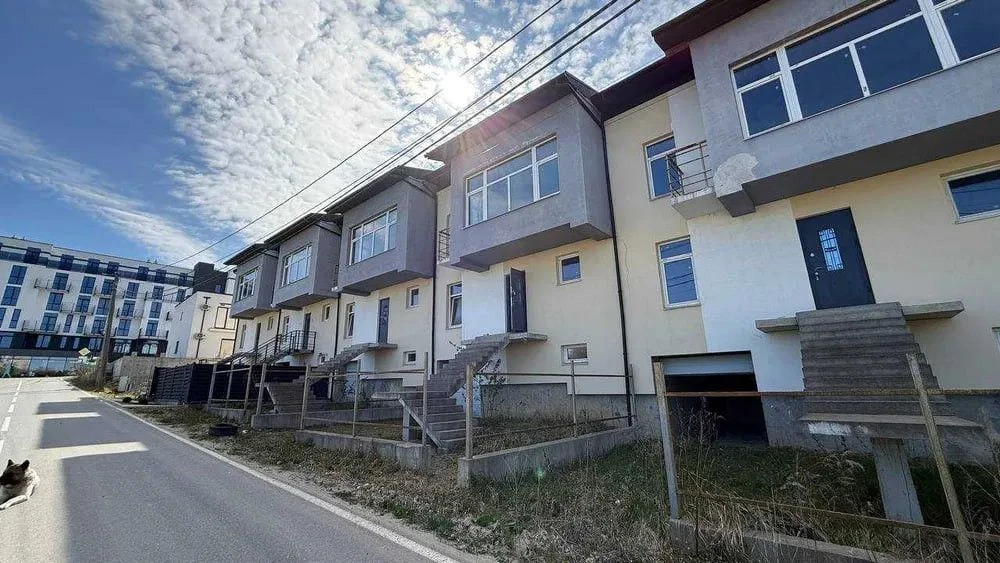 Modern 3-story cottage with garage and terrace near Soul