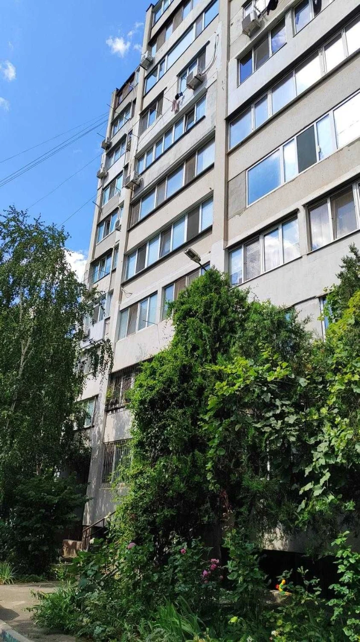 Продам 2-комнатную квартиру в новом кирпичном доме на Таировая.