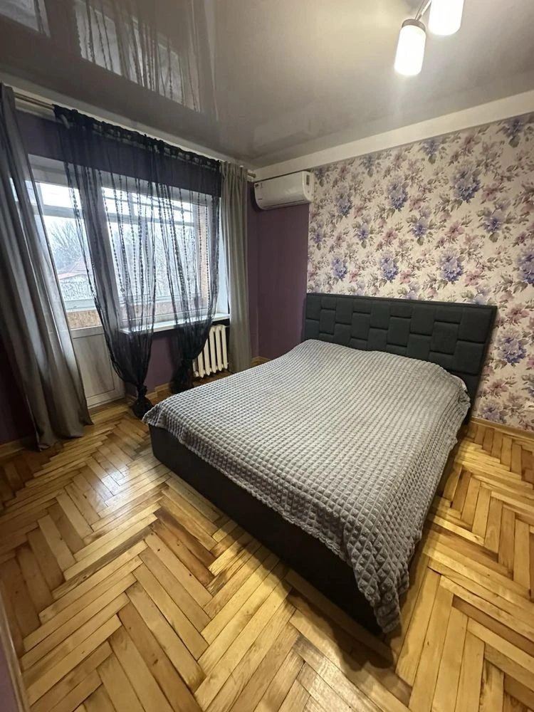 For Sale: 1 room, center, 3rd floor, OWNER