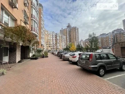 Sale of 3-room apartment 130 sq. m on Volodymyr Ivasyuk Ave. 8