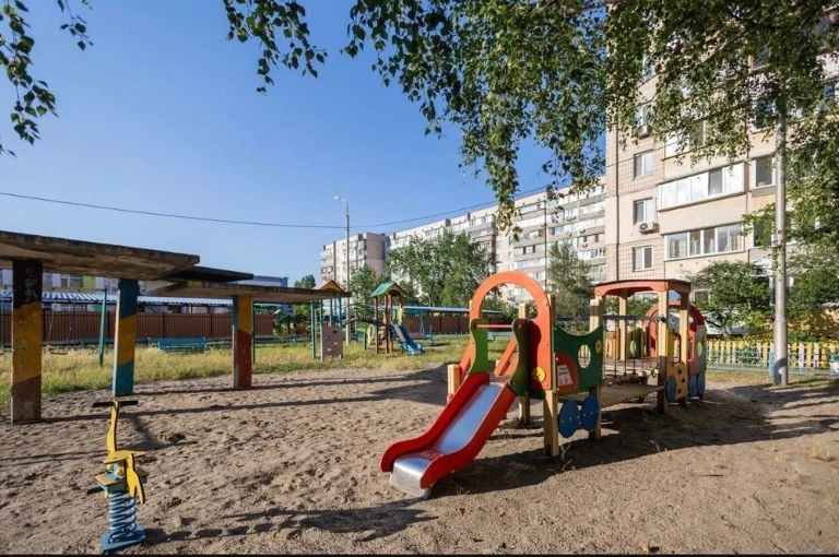 1-room apartment for sale near the Kharkivska and Vyrlytsia metro stations