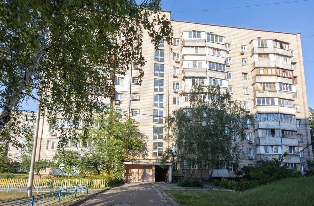 1-room apartment for sale near the Kharkivska and Vyrlytsia metro stations