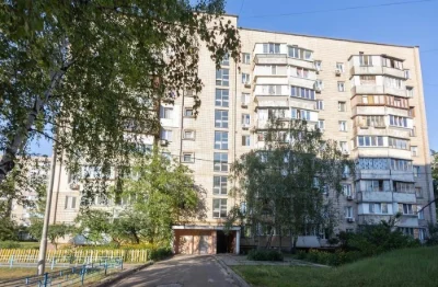 1-room apartment for sale near the Kharkivska and Vyrlytsia metro stations