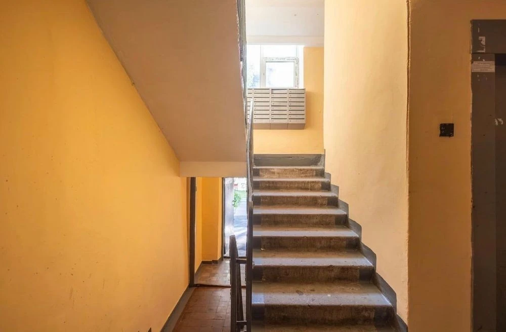 1-room apartment for sale near the Kharkivska and Vyrlytsia metro stations