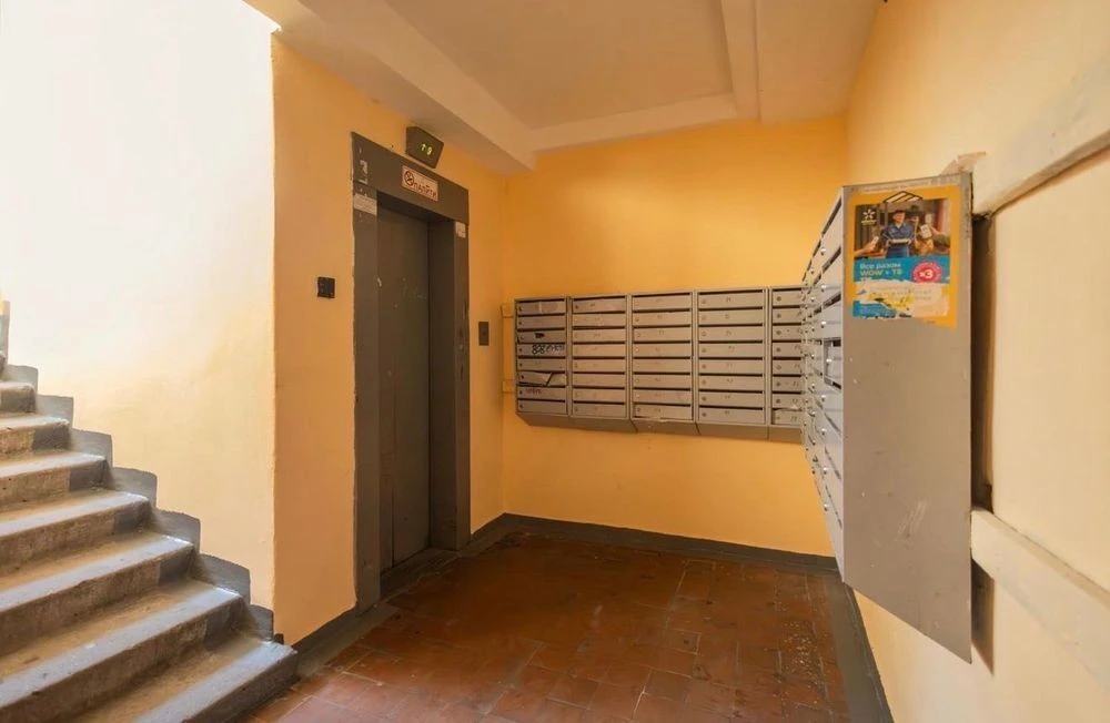 1-room apartment for sale near the Kharkivska and Vyrlytsia metro stations