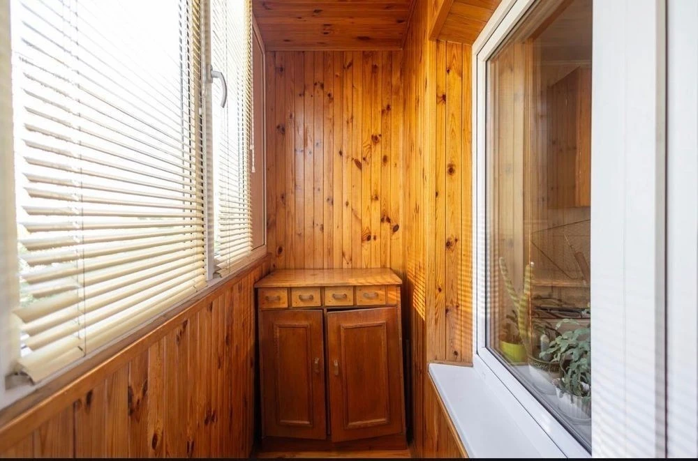 1-room apartment for sale near the Kharkivska and Vyrlytsia metro stations