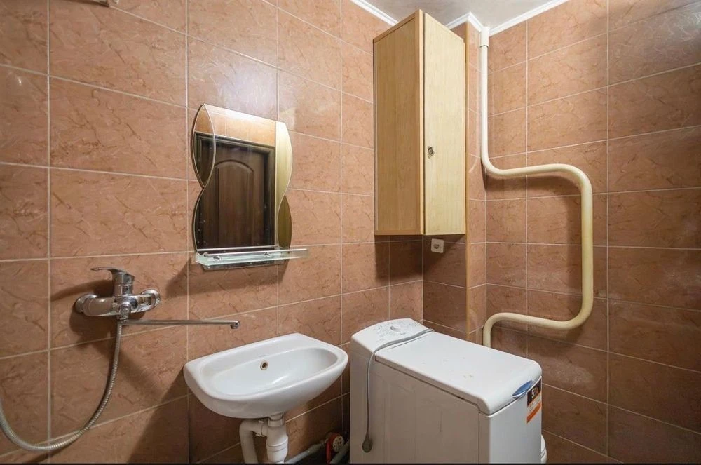 1-room apartment for sale near the Kharkivska and Vyrlytsia metro stations