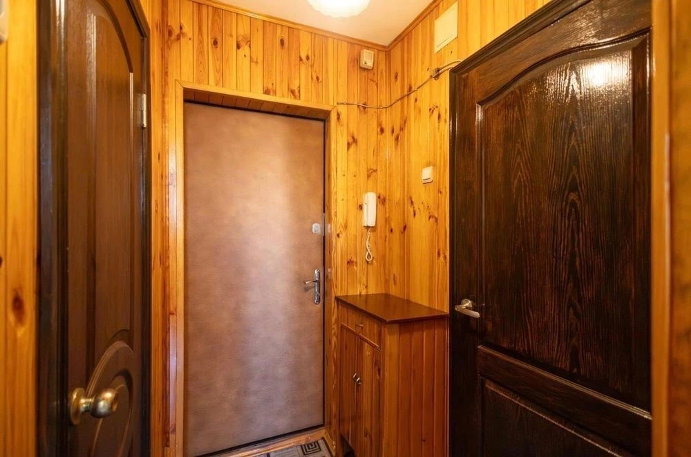 1-room apartment for sale near the Kharkivska and Vyrlytsia metro stations