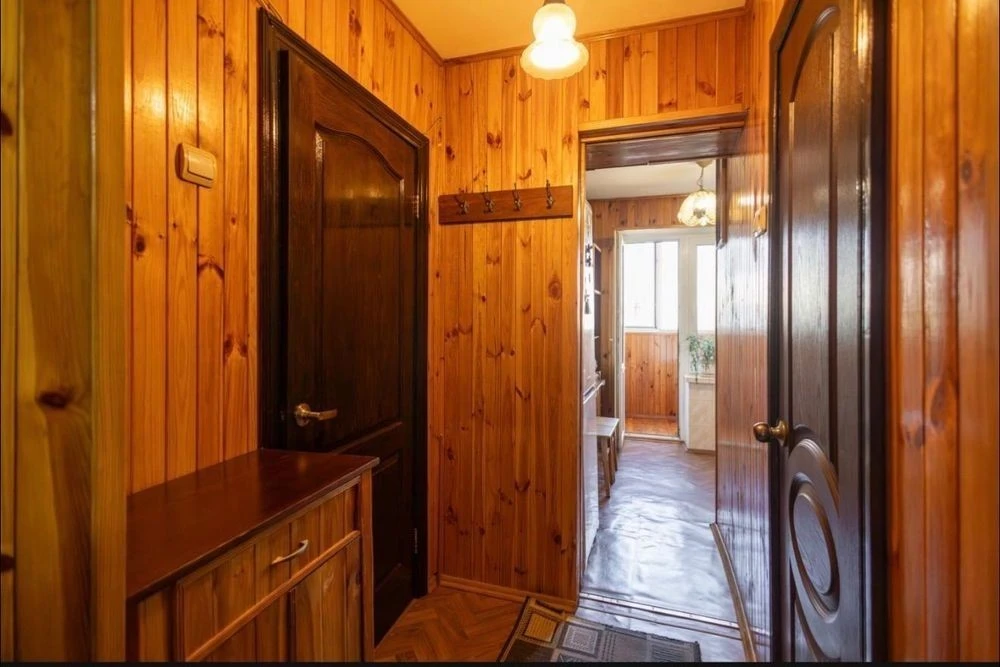 1-room apartment for sale near the Kharkivska and Vyrlytsia metro stations