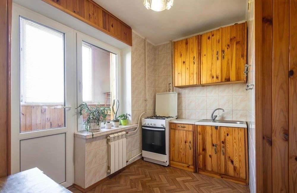 1-room apartment for sale near the Kharkivska and Vyrlytsia metro stations