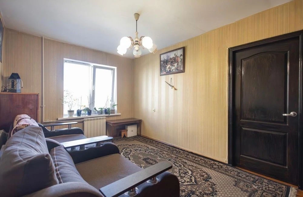 1-room apartment for sale near the Kharkivska and Vyrlytsia metro stations