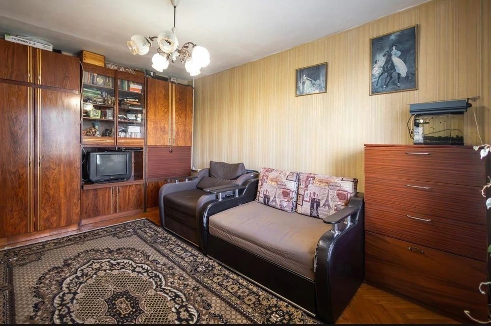 1-room apartment for sale near the Kharkivska and Vyrlytsia metro stations