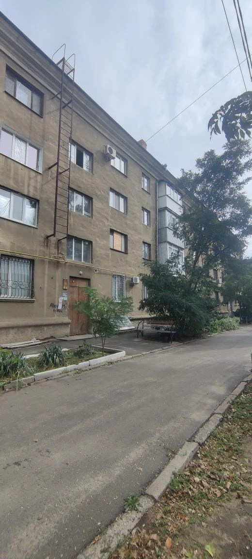 Продається 2-кімнатна квартира, вул. 8 Марта 105