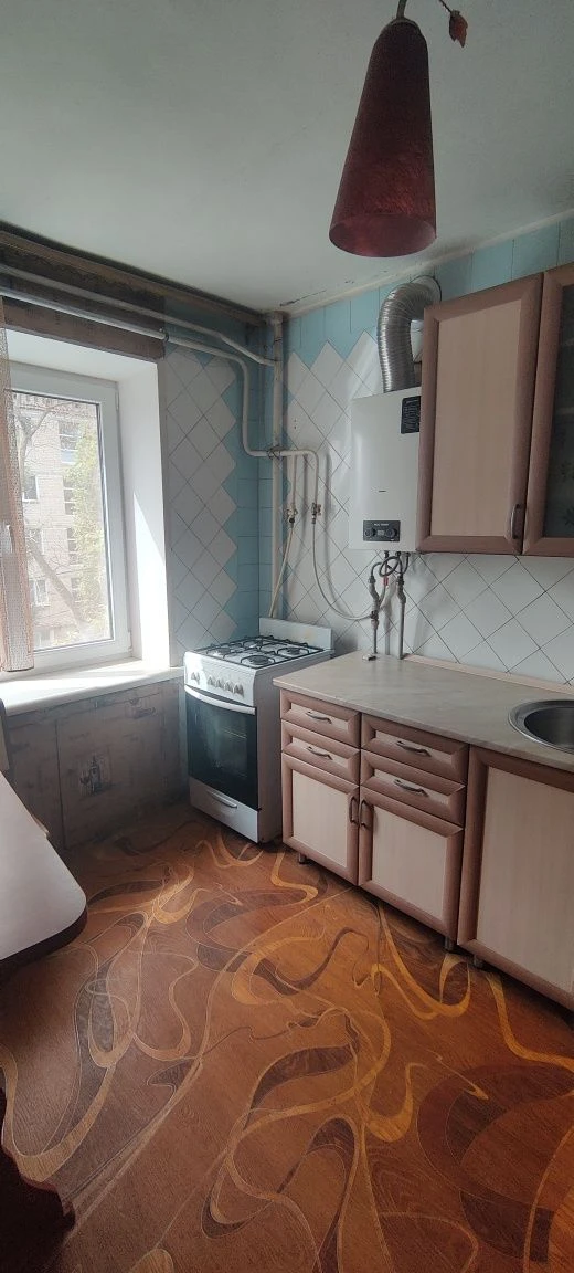 Продається 2-кімнатна квартира, вул. 8 Марта 105