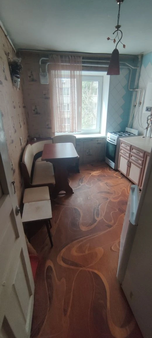 Продається 2-кімнатна квартира, вул. 8 Марта 105