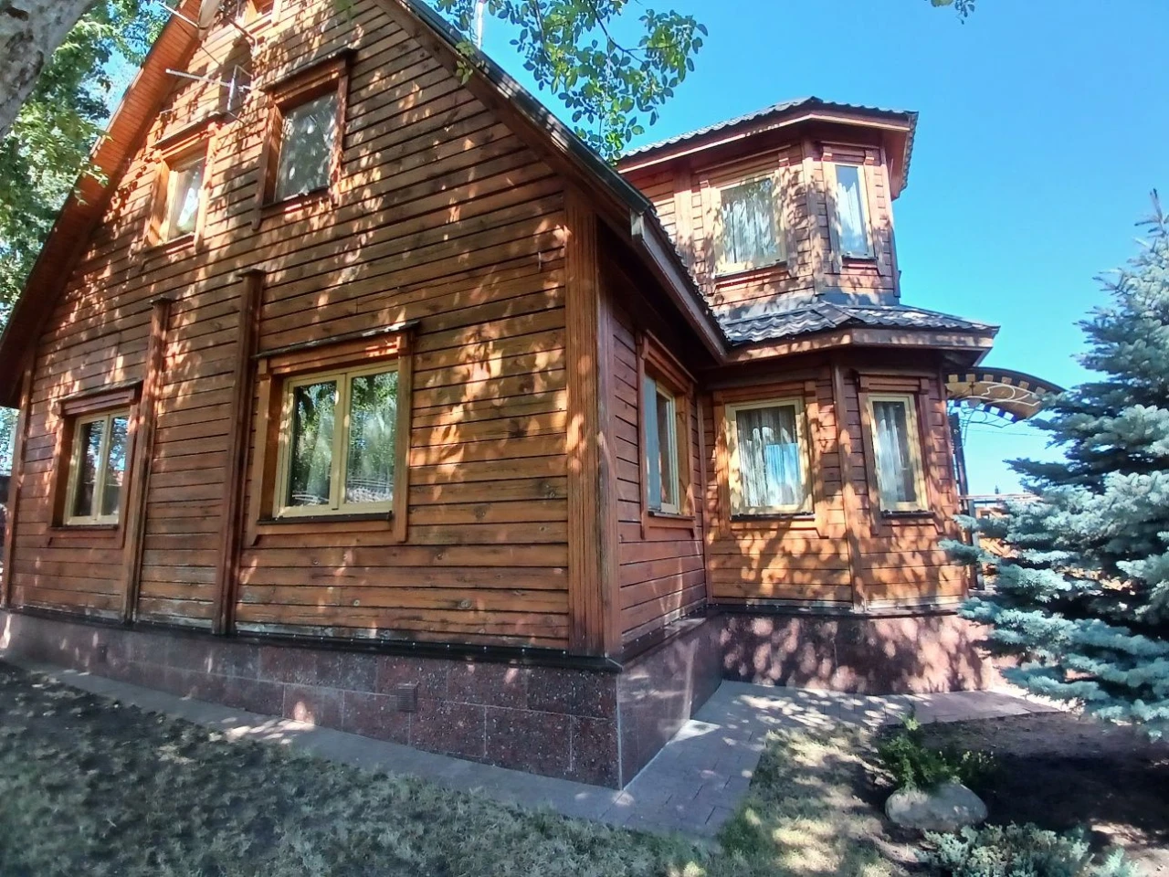 Роскошный дом с камином и садом