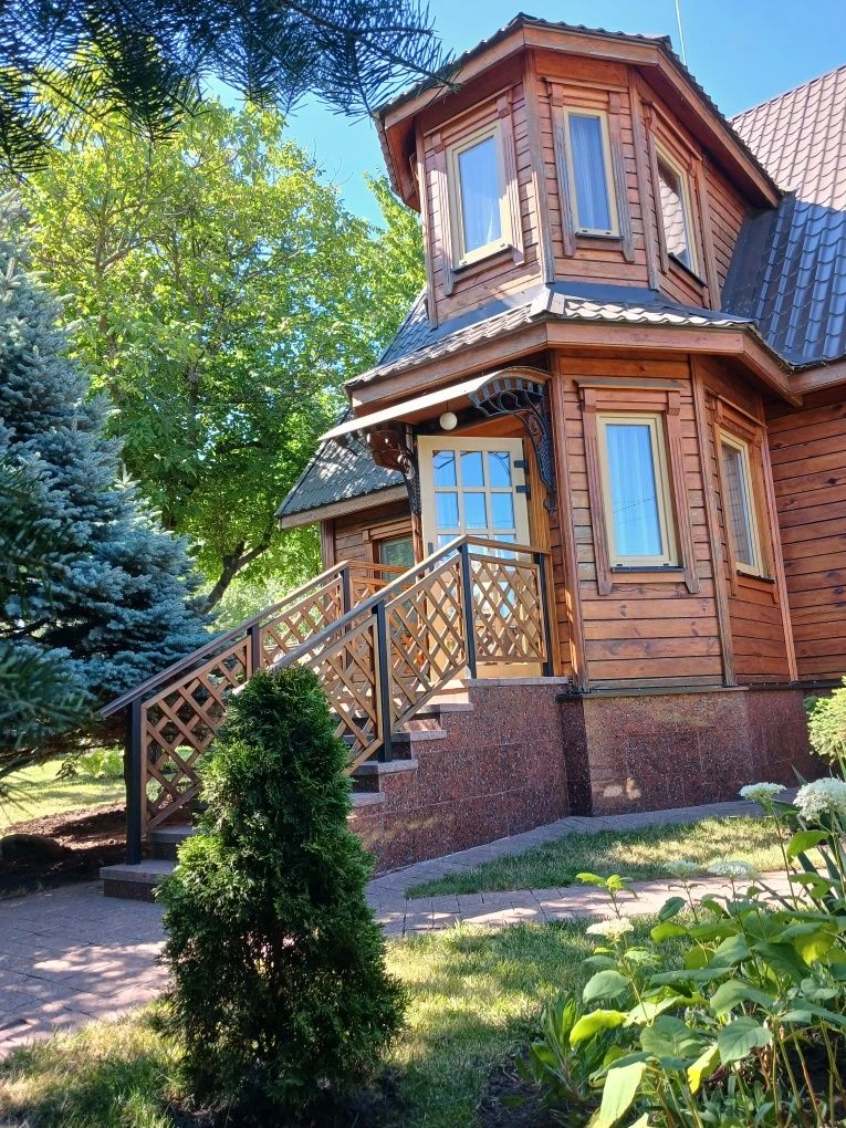 Роскошный дом с камином и садом