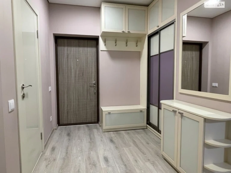 Long-Term Rental Apartment, Poczynki