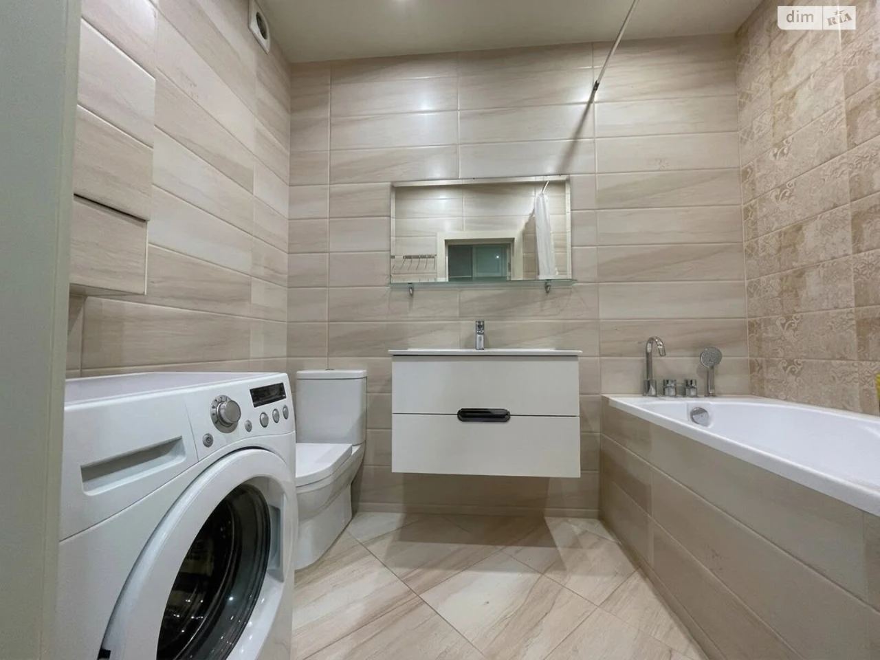 Long-Term Rental Apartment, Poczynki