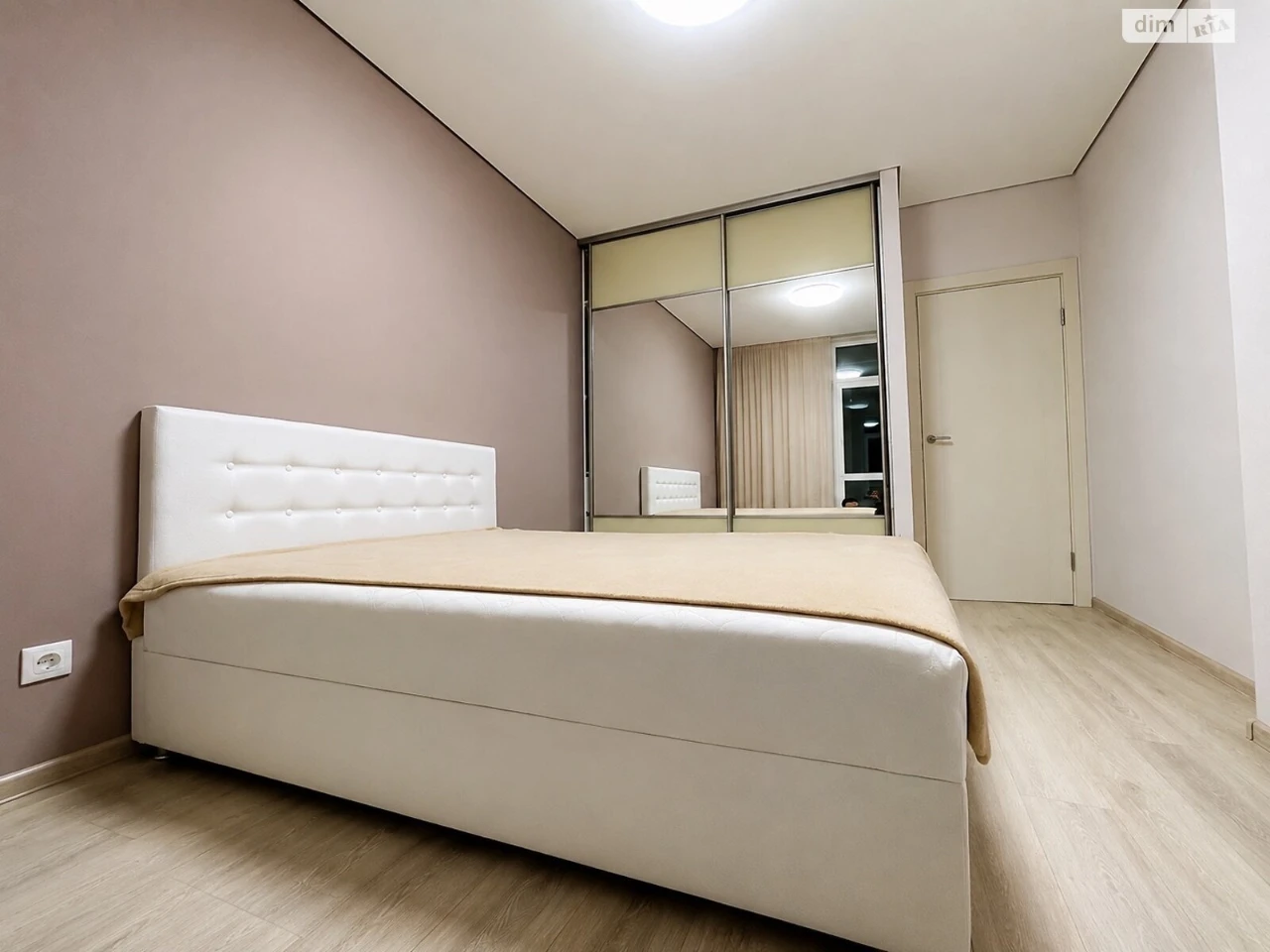 Long-Term Rental Apartment, Poczynki