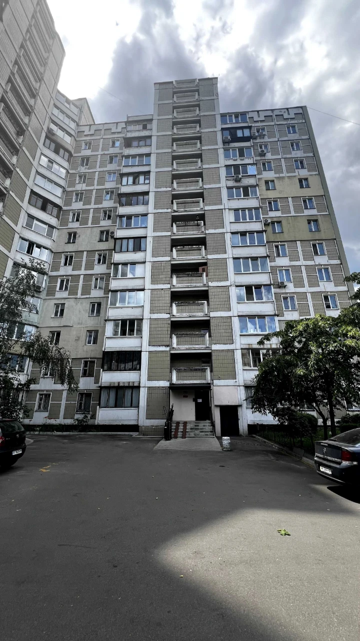 Продам 2-кімнатну квартиру по вул. Драгоманова, 23.