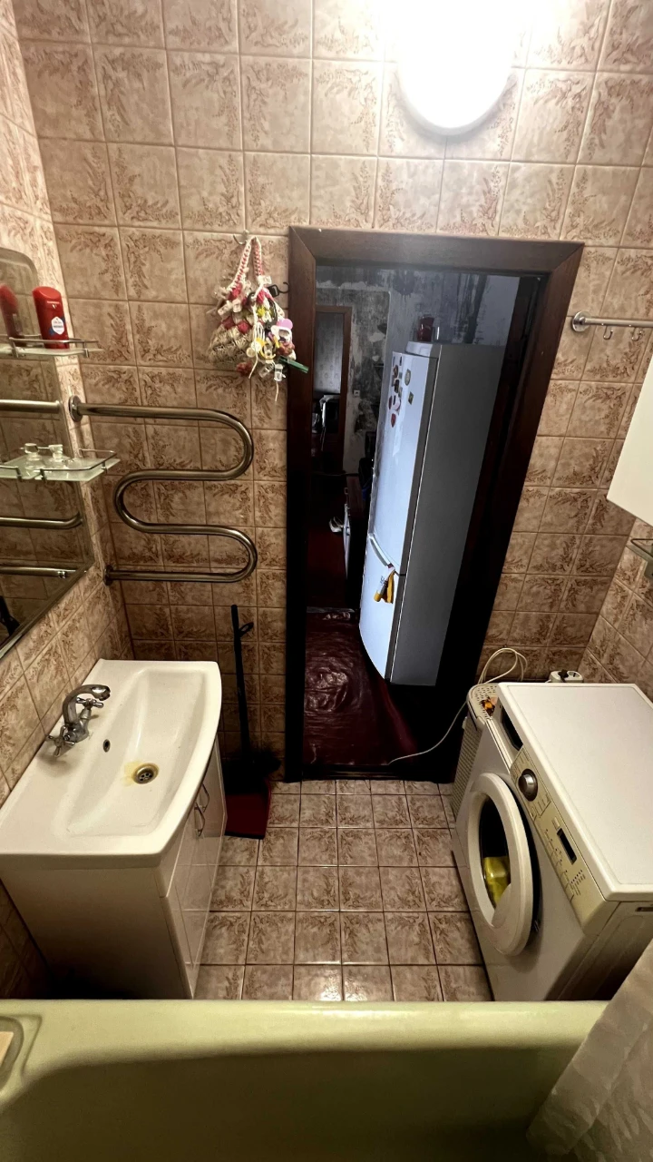 Продам 2-кімнатну квартиру по вул. Драгоманова, 23.