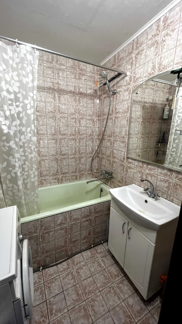 Продам 2-кімнатну квартиру по вул. Драгоманова, 23.