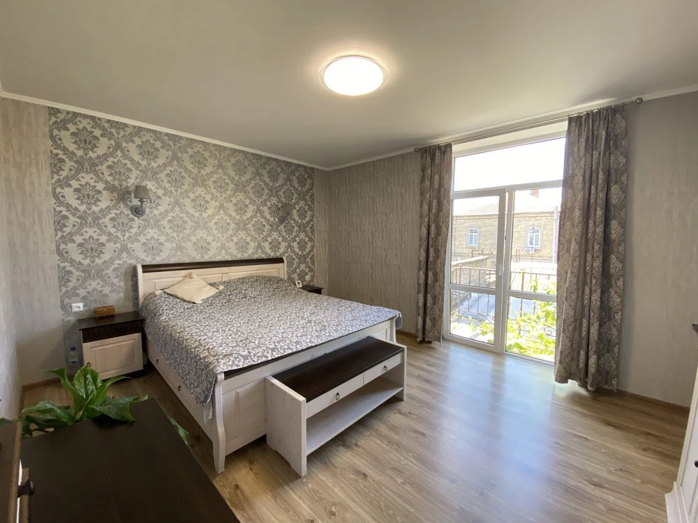 Продам красивый и просторный дом на Слободке, 5 комнат, 2 эт