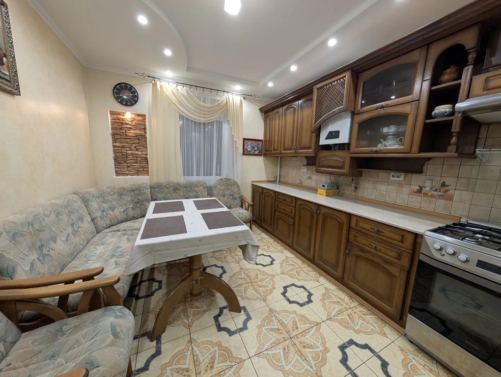 Sale of a large apartment near the square