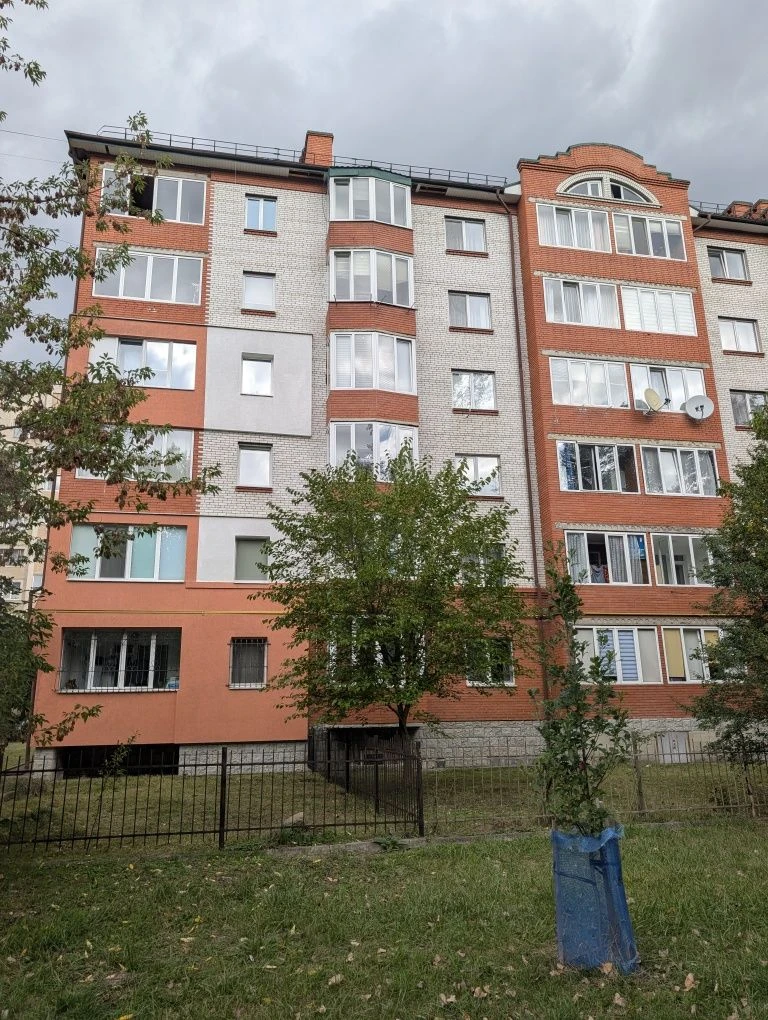 Sale of a large apartment near the square