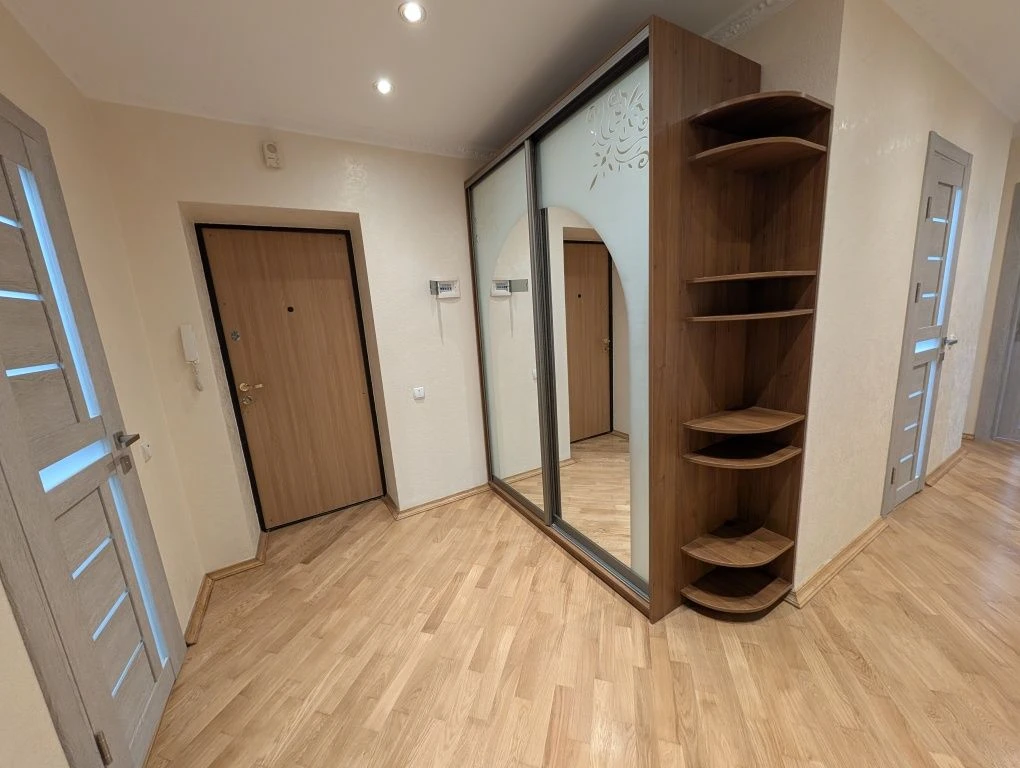 Sale of a large apartment near the square