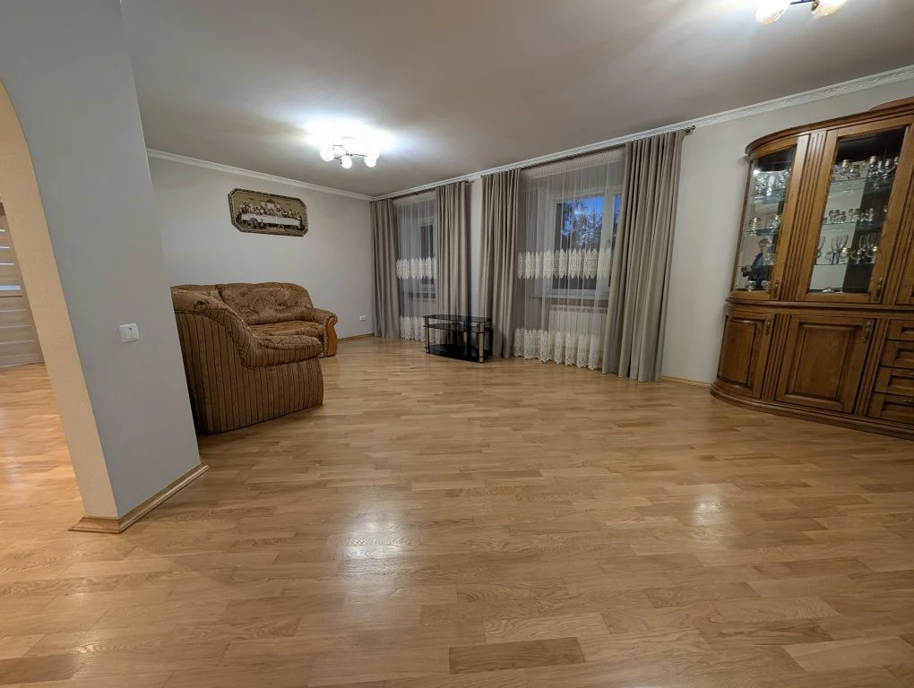 Sale of a large apartment near the square