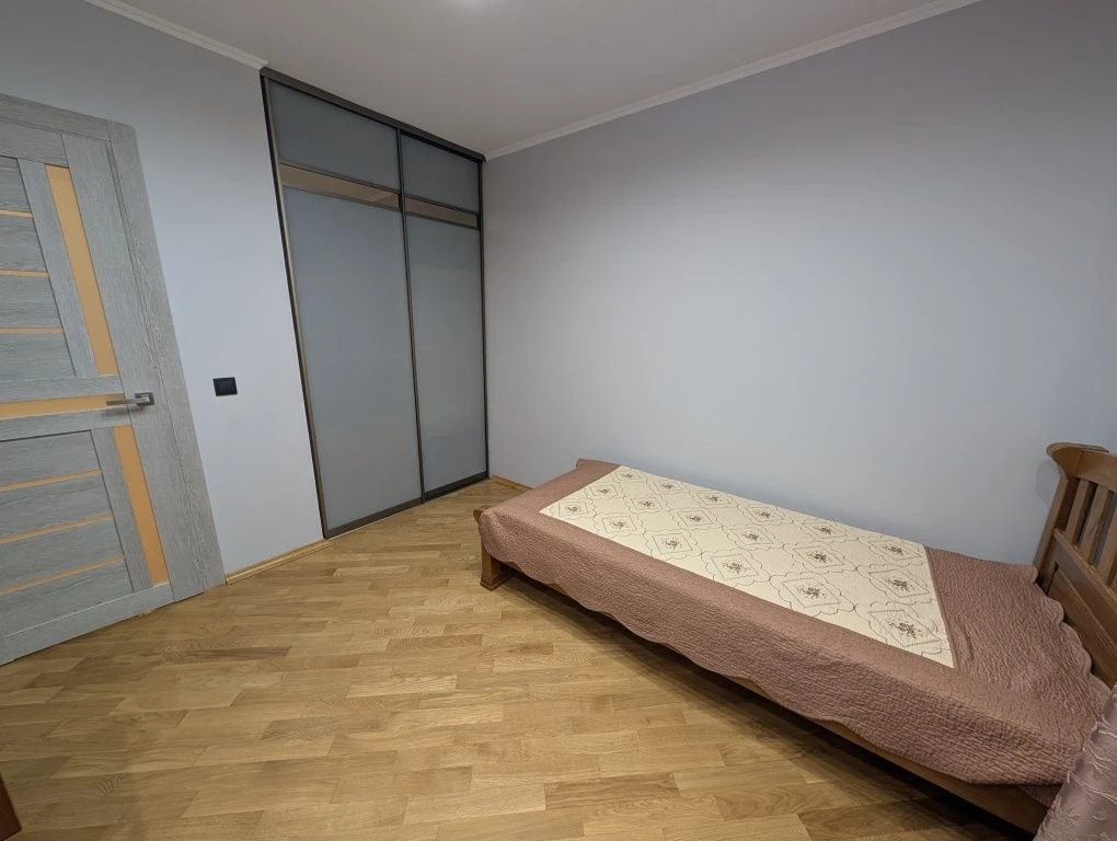 Sale of a large apartment near the square