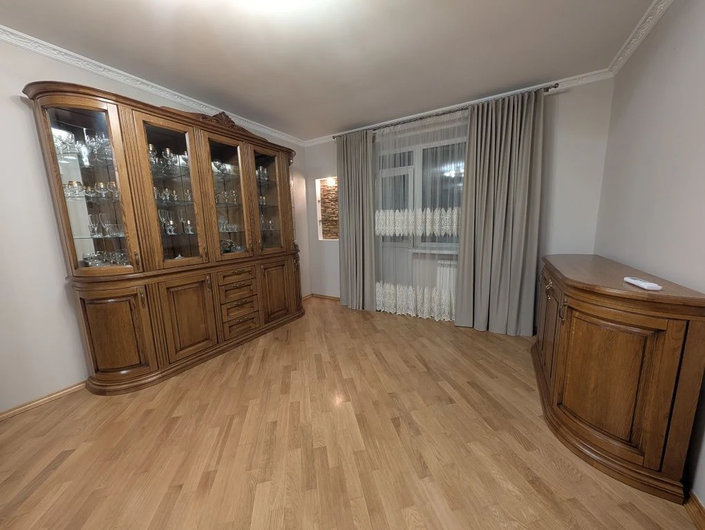 Sale of a large apartment near the square